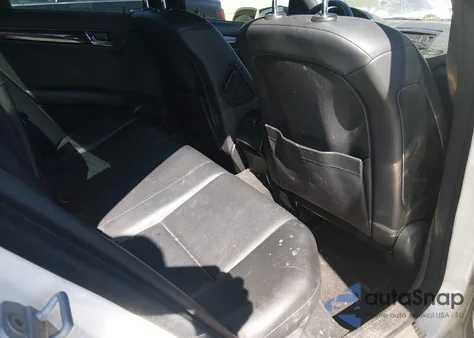 2010 Mercedes-Benz C 300 Luxury/Sport z USA, uszkodzony, nr VIN WDDGF5EB9AR095682